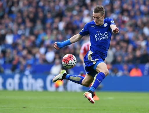 El delantero del Leicester Jamie Vardy controla la pelota durante un partido de la liga inglesa frente al Southampton en Leicester el 3 de abril de 2016 (AFP | BEN STANSALL                        )