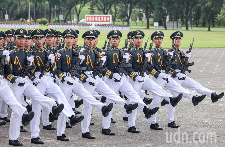 陸軍官校黃埔建軍的一百周年校慶，官校學生組成「正步連」依序接受校閱，陸軍官校百年校慶的踢正步分列式，是國防部所制定的「新式正步」，與過去傳統踢正步有明顯不同。記者曾原信／攝影