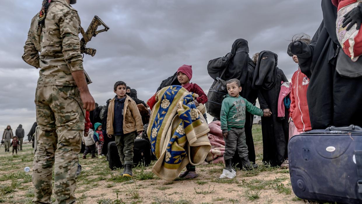 Image d'illustration - Enfants devant un soldat kurde, après avoir quitté l'État Islamique, le 27 février 2019  dans la province de Deir Ezzor, en Syrie. - Bulent Kilic - AFP
