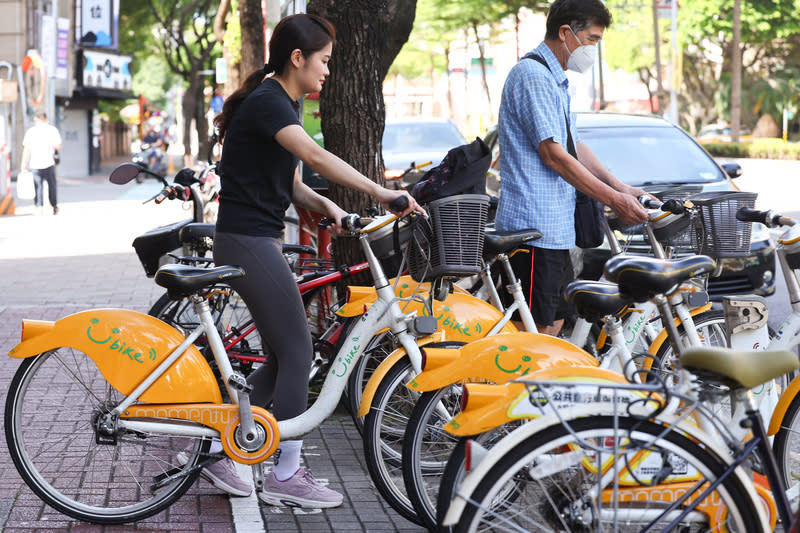 北北桃YouBike記點7/1上路（1） 台北、新北及桃園7月1日起實施YouBike違規記點制 度，在騎樓騎乘、在人行道未禮讓行人、闖紅燈都會 被記1點，1年內累積3點就會被停權14天。圖為新北 市板橋區民眾使用YouBike情形。 中央社記者王騰毅攝  113年6月27日 