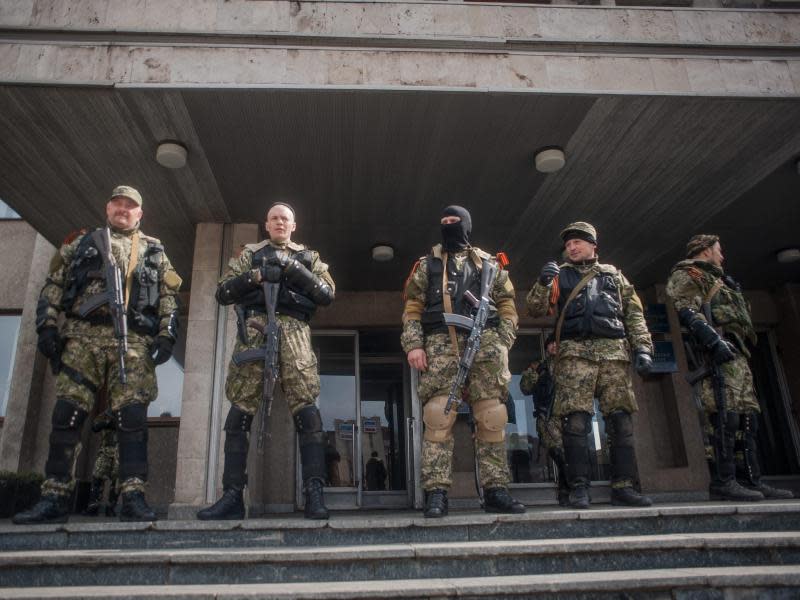 Bewaffnete ostukrainische Separatisten bewachen die besetzte Polizeistation von Slawjansk. Foto: Roman Pilipey