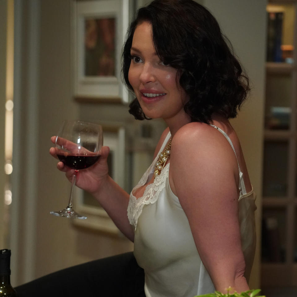 Tully (Katherine Heigl) demonstrates the best (only?) way to enjoy Firefly Lane: half cut. Photo: Netflix