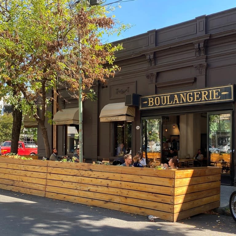 Sí, se destaca como boulangerie, pero también tiene otras delicias de la cocina francesa. Por caso, unas tremendas croquetas de sesos con alioli.