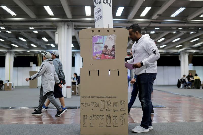 Foto de archivo. Un hombre vota durante las elecciones para alcaldes y gobernadores, en Bogotá