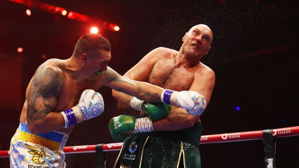 Tyson Fury cae hacia atrás tras un puñetazo de Oleksandr Usyk