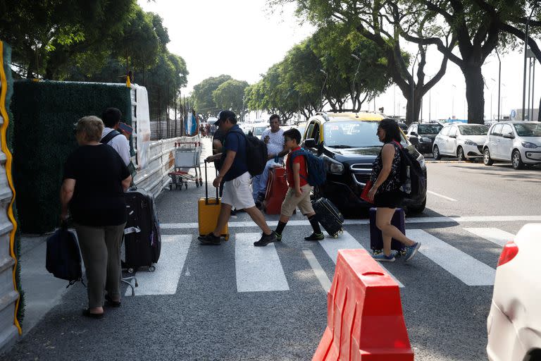 Obras en el aeroparque Jorge Newbery; en la zona de "arribos nacionales" los pasajeros deben salir a la avenida para poder acceder a autos o remises