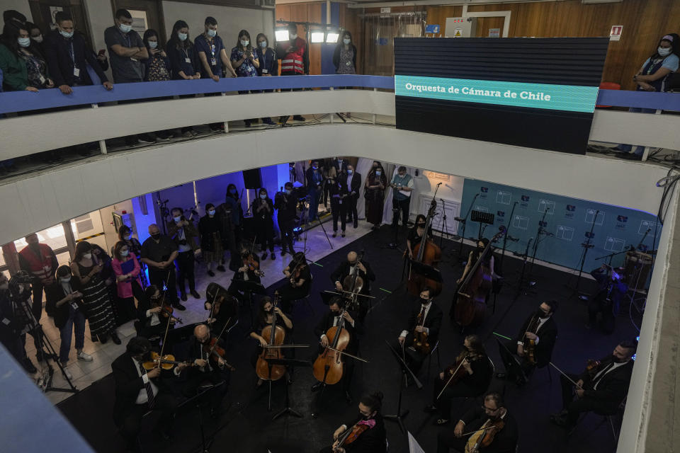 Trabajadores de la salud del Hospital Metropolitano, que alguna vez fue el sitio de un centro clandestino de detención, asisten a una ceremonia en Santiago de Chile, el jueves 27 de octubre de 2022. (AP Foto/Esteban Felix)