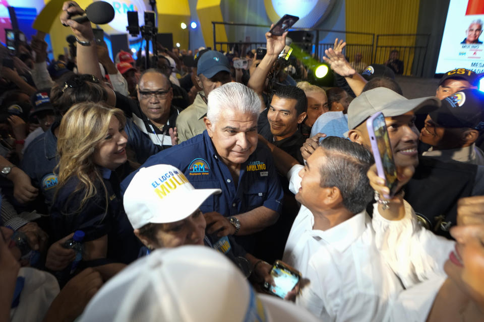 El candidato presidencial de Realizando Metas José Raúl Mulino es rodeado por sus seguidores tras ganar las elecciones generales, en Ciudad de Panamá, el domingo 5 de mayo de 2024. (AP Foto/Matías Delacroix)