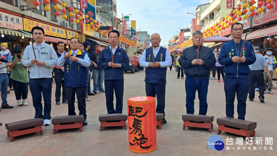 嘉義縣長翁章梁、立法委員陳冠廷、新港奉天宮董事長何達煌、大甲鎮瀾宮董事長顏清標、東港東隆宮董事長潘慶士、新港鄉長葉孟龍點燃頭號炮／陳致愷翻攝