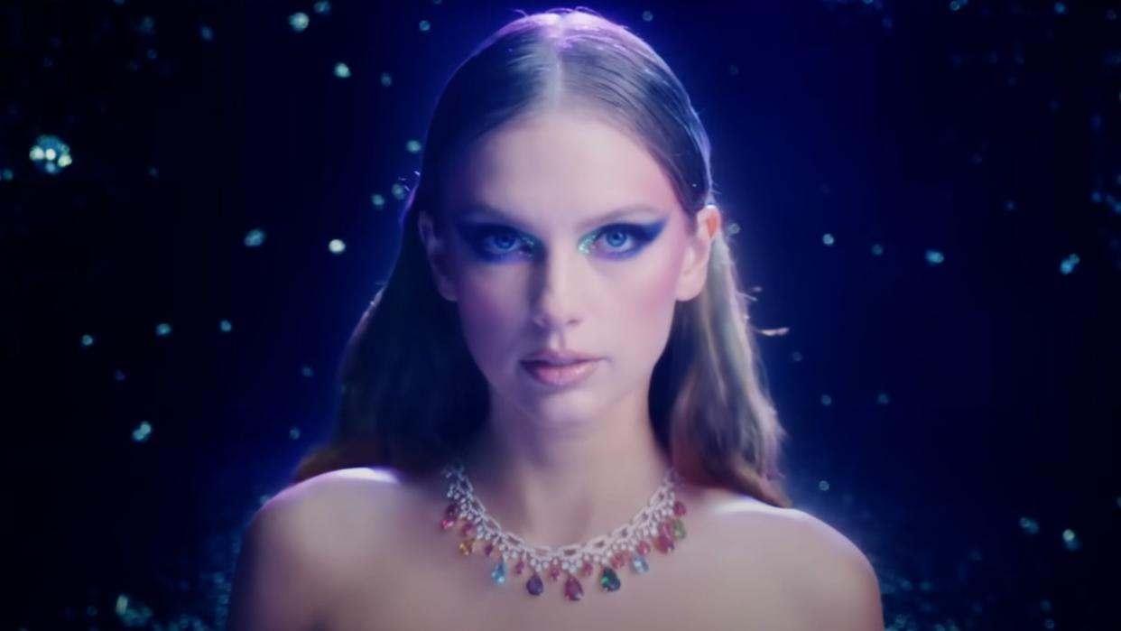  Taylor Swift wearing a multi-colored necklace in the Bejeweled music video. 