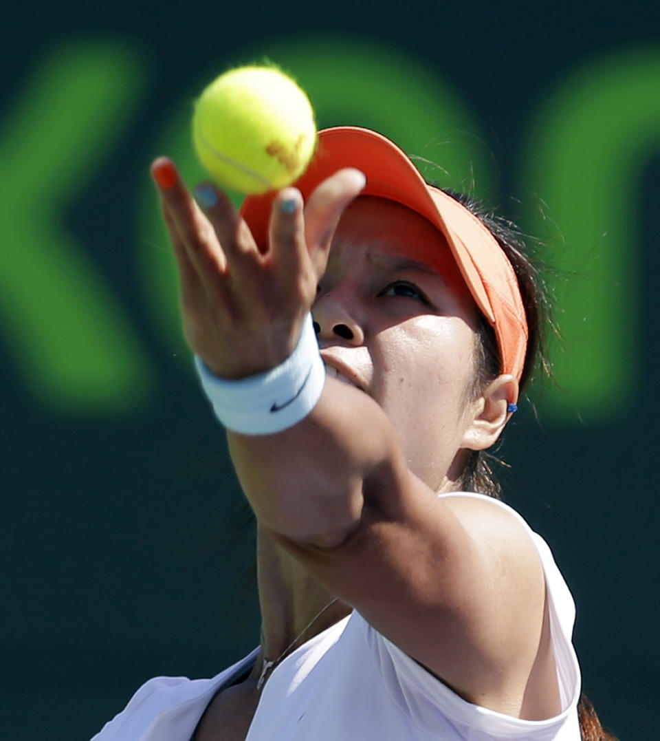 Li Na, of China, serves to Madison Keys at the Sony Open tennis tournament in Key Biscayne, Fla., Sunday, March 23, 2014. (AP Photo/Alan Diaz)