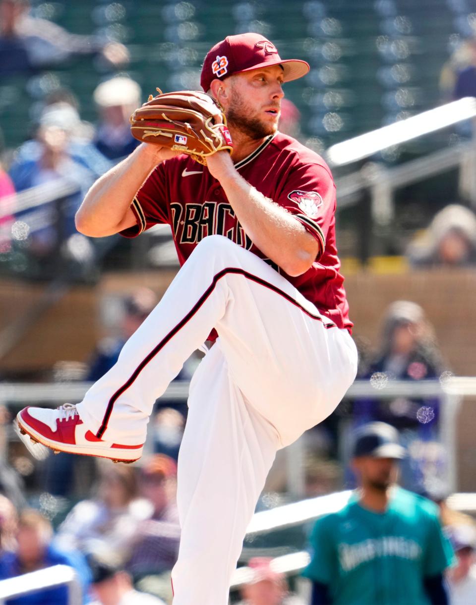 Arizona Diamondbacks starting pitcher Merrill Kelly (29) throws to the Seattle Mariners in the first inning during a spring training game at Salt River Fields in Scottsdale on March 3, 2023.