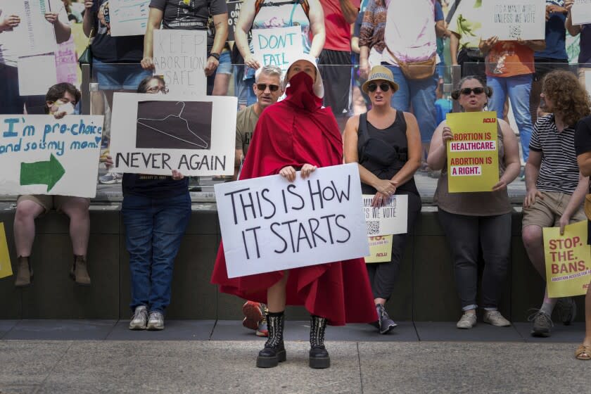 ARCHIVO - Defensores del aborto protestan frente al tribunal estatal de Indiana, el 25 de junio de 2022, en Indianápolis. (AP Foto/AJ Mast, Archivo)