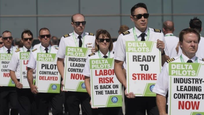 Off-duty Delta Air Lines pilots picket at Salt Lake City International Airport Thursday in Salt Lake City. (Photo: Rick Bowmer/AP)