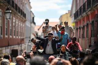 À Lisbonne (Portugal), le 25 avril 2024. Des vétérans de la “révolution des œillets” défilent lors d’une parade célébrant les 50 ans de la chute de la dictature. . Photo PATRICIA DE MELO MOREIRA/AFP