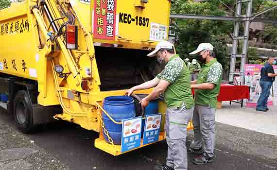 （觀傳媒宜蘭新聞）【記者陳俊傑/宜蘭報導】羅東鎮清潔隊自111年試辦定時定點5個專區垃圾收運服務，獲得多數鎮民的好評與?響，公所持續檢討修正後112年並推出白天7專區定時定點垃圾收運服務。今（113）年再升級由7個定點專區新增3個專區至10個定點專區收運垃圾，讓找垃圾車不再是一件煩惱事。