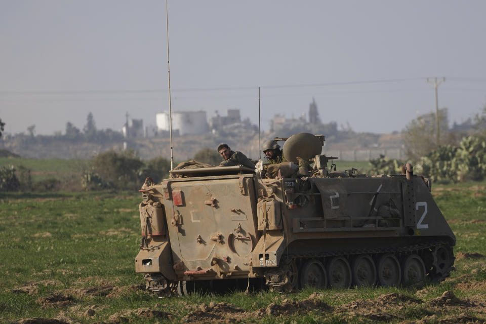 Israelische Soldaten sitzen auf einem Armeefahrzeug in der Nähe der Grenze zum Gazastreifen. (Bild: Tsafrir Abayov/AP/dpa)