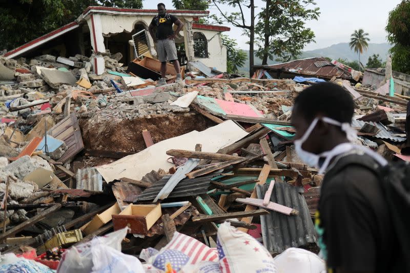 Aftermath of quake, in Marceline