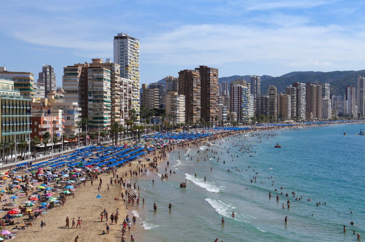 Playa en Benidorm. <a href="https://www.shutterstock.com/es/image-photo/benidorm-alicante-spain-september-9-2023-2475530061" rel="nofollow noopener" target="_blank" data-ylk="slk:Sonia Bonet/Shutterstock;elm:context_link;itc:0;sec:content-canvas" class="link ">Sonia Bonet/Shutterstock</a>