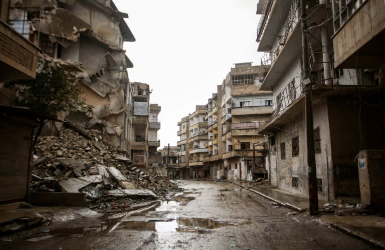 Une photo prise le 7 février 2020 montre une rue déserte et des bâtiments détruits dans la ville d'Ariha, dans la province d'Idleb, dans le nord-ouest de la Syrie