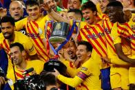 Foto de archivo del capitán del FC Barcelona Lionel Messi celebrando con sus compañeros la obtención de la Copa del Rey, el último título del argentino en el club.