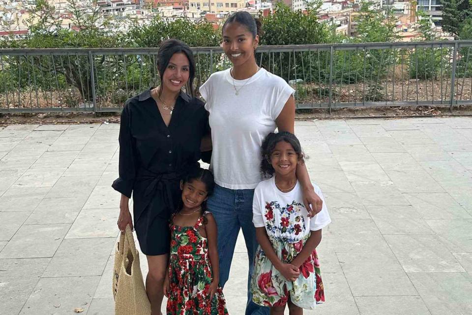 <  p>  Vanessa Bryant/instagam<  /p>  Vanessa Bryant y sus hijas Natalia, Bianca y Capri en Barcelona.