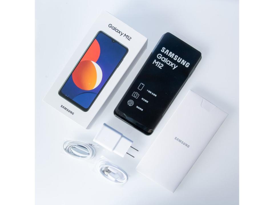 ▲Galaxy M12盒裝內容誠意十足，有充電頭、電源線、耳機等。