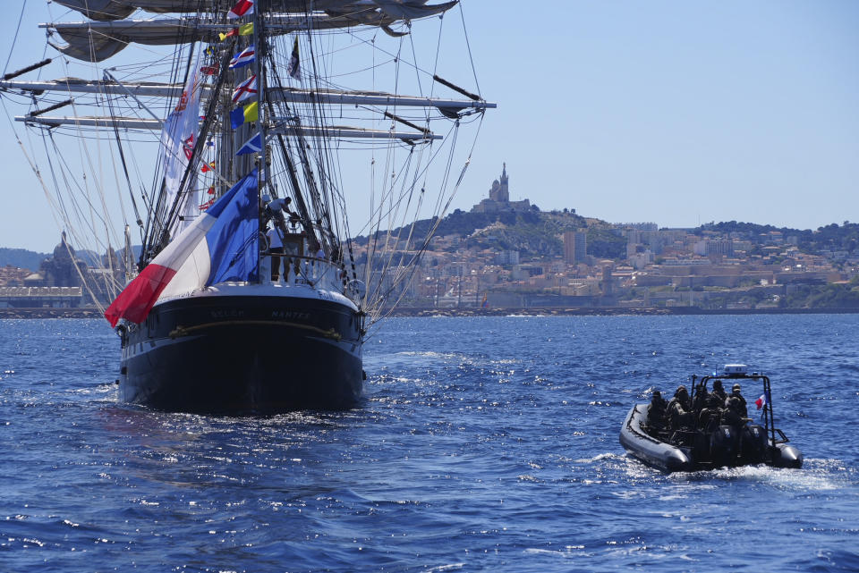 El Belem, el velero con la llama de los Juegos Olímpicos de París, se acerca al puerto de Marsella, el miércoles 8 de mayo de 2024. (AP Foto/Nicolas Garriga)