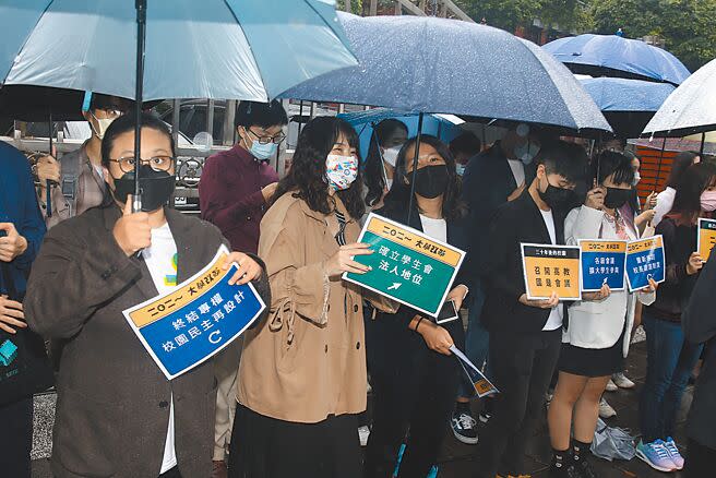 臺灣學生聯合會27日串連多個學生團體舉行「跨世代師生籲請增列大學法」記者會，呼籲立法院院會排入《大學法》修法相關議程。（杜宜諳攝）