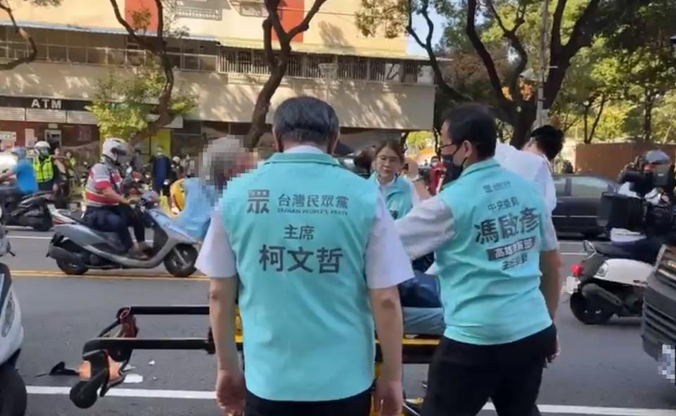 救護人員抵達將老翁送上救護車。（圖／翻攝自柯文哲阿北粉絲後援會臉書）