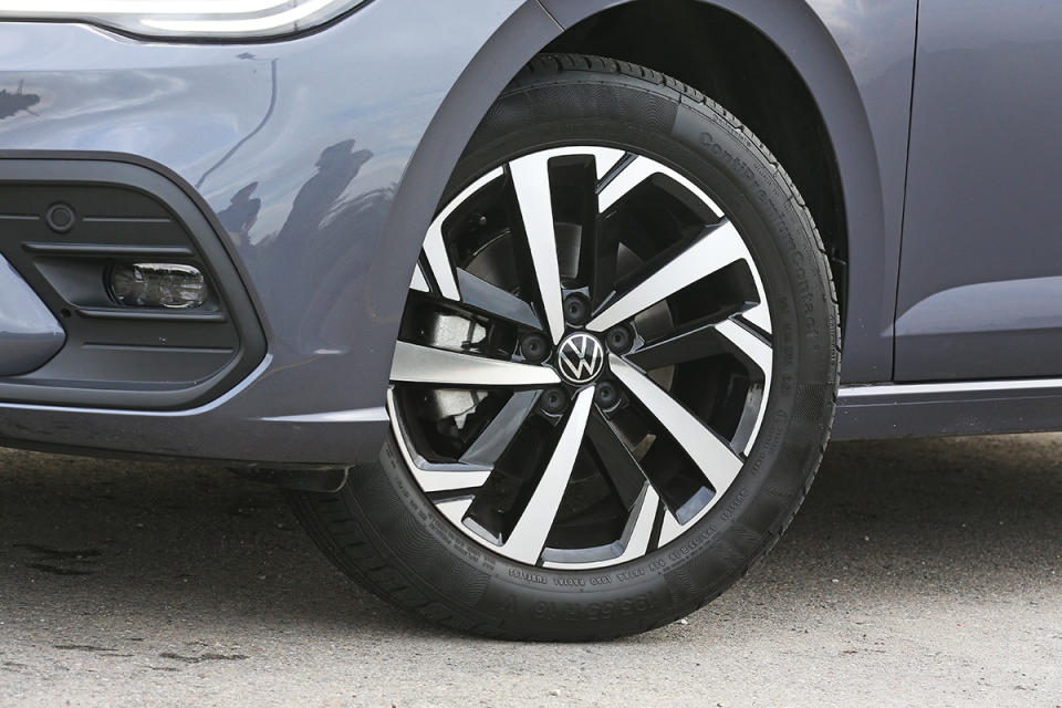 標配的16吋輪圈採視覺效果不俗的雙色旋風造型設計，195/55R16的配胎尺碼更可強化舒適性。