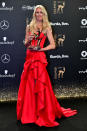 "Lady in Red": In einer dramatischen Versace-Robe mit Raffung und schwarzen Riemchen war Claudia Schiffer ein echter Hingucker. Das Topmodel wurde damit ihrer Auszeichnung gerecht. Die 47-Jährige erhielt nämlich den Fashion-Bambi. (Bild-Copyright: Tobias Schwarz/AFP)