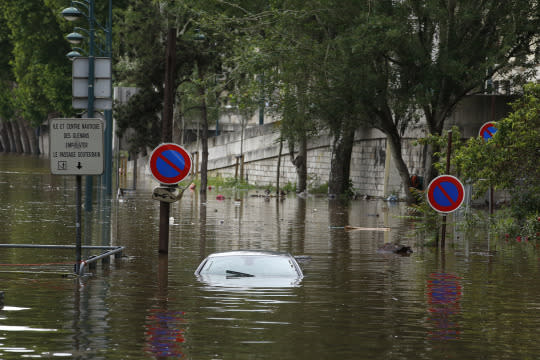 Thousands evacuated as floods batter Paris region