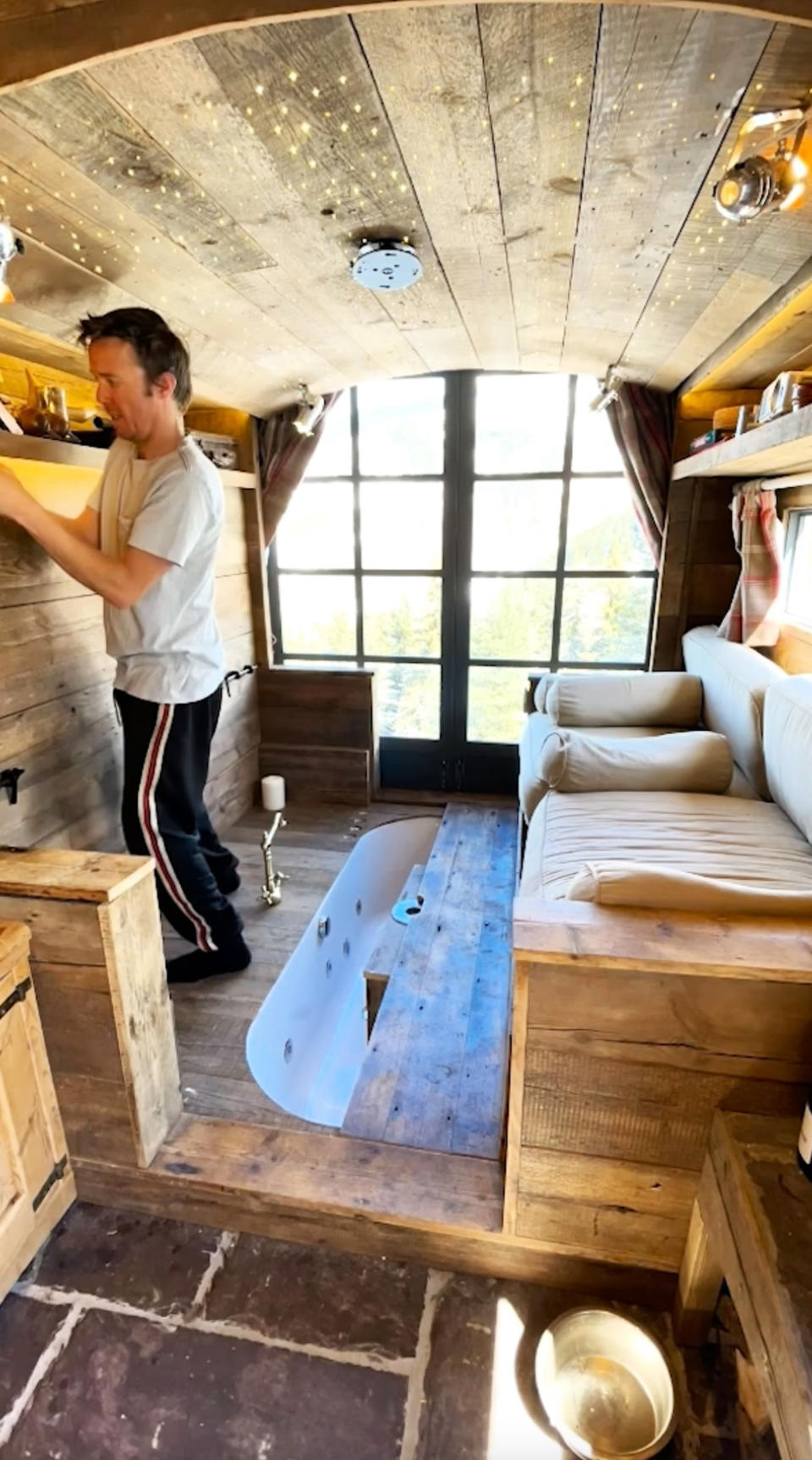 Unter dem Fußboden im Sitzbereich verbirgt sich das luxuriöse Geheimnis des Holz-Campers. (Quelle: @thefatponyworkshop/ CATERS NEWS )