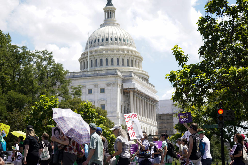 Manifestantes sostienen carteles en su marcha por el Capitolio de Estados Unidos durante la Marcha de las Mujeres en Washington, el sábado 24 de junio de 2023.(AP Foto/Stephanie Scarbrough)