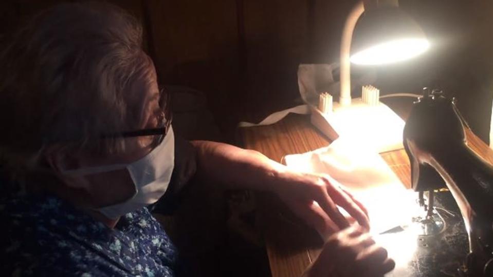 老奶奶縫口罩畫面曝光。（圖／翻攝自Cristina Gonzalez Alfaro臉書）