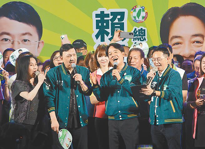 民進黨總統參選人賴清德（前排右二）6日出席同黨立委余天（前排左二）、立委參選人李坤城（前排右）感恩傳承音樂晚會。（張鎧乙攝）