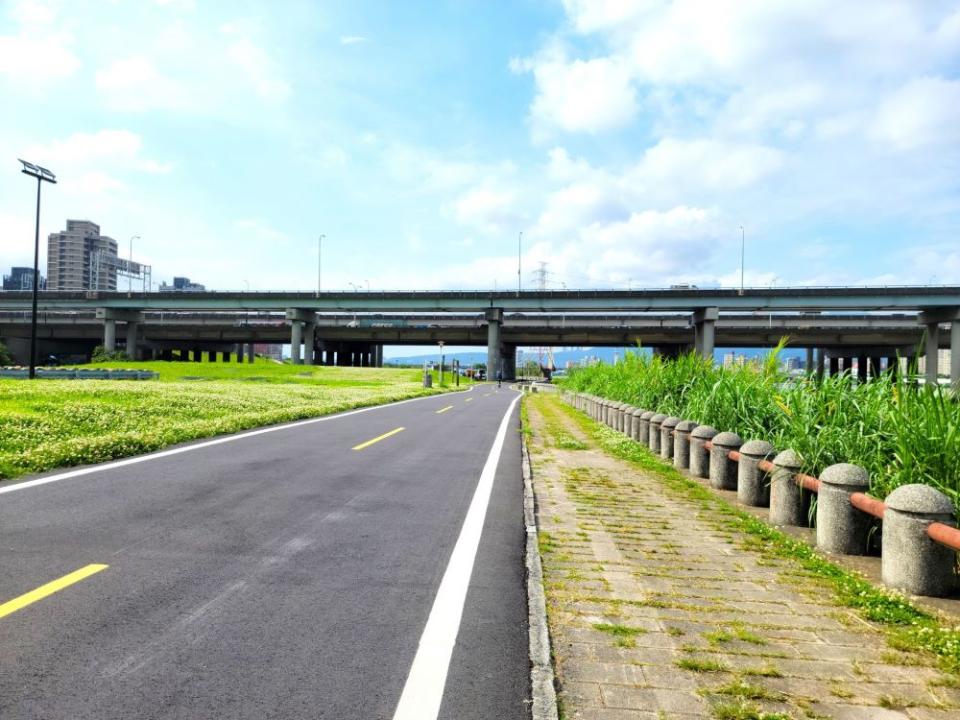 《圖說》淡水河畔高速公路橋下拓寬後照。〈高灘處提供〉