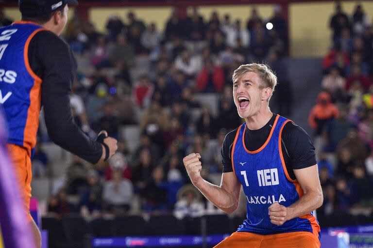 El festejo de Van de Velde junto con su compañero Matthew Immers en un certamen de beach voley disputado en México en octubre de 2023