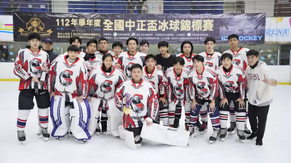 台北銀色野獸奪中正盃冰球賽高中組冠軍。大會提供