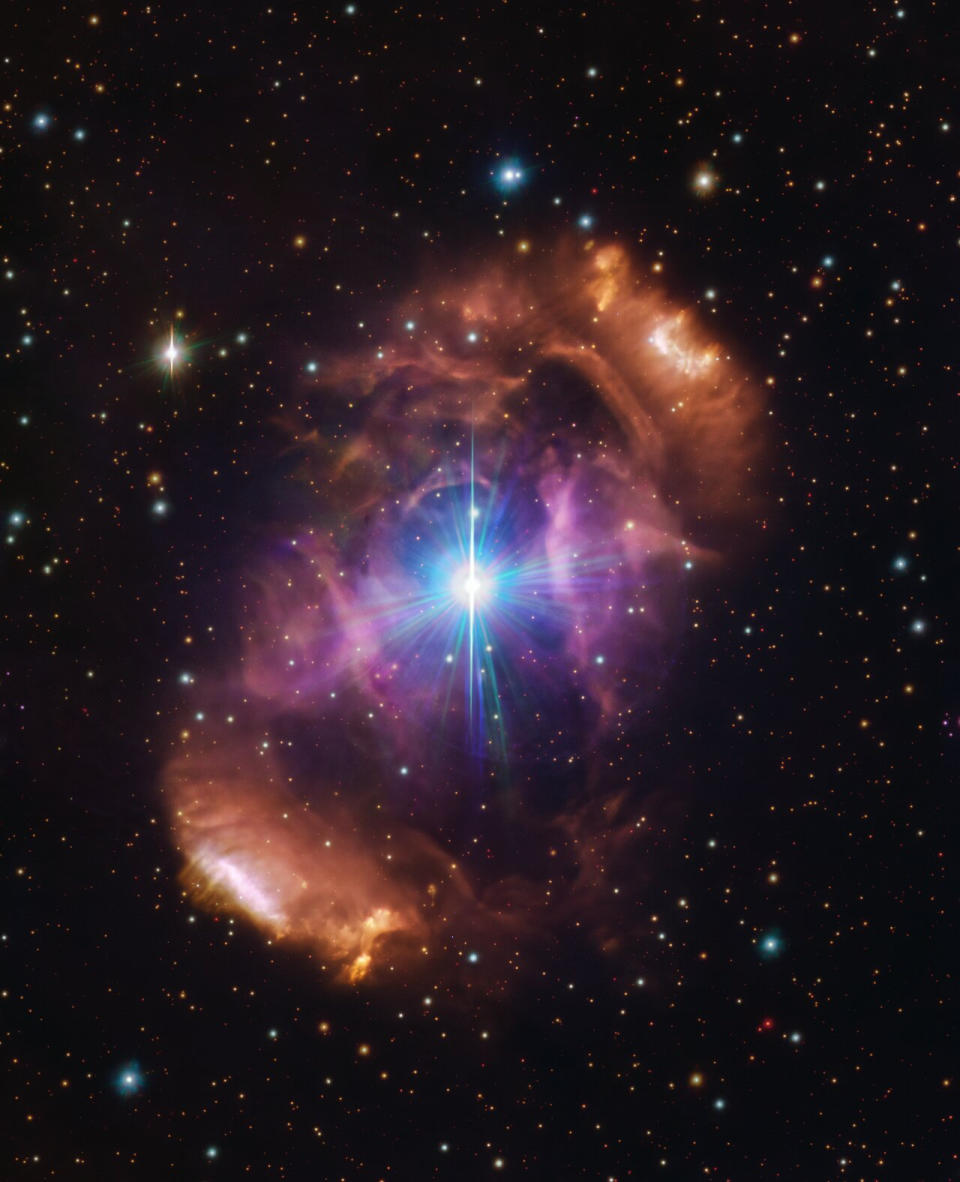 Ein Bild des bipolaren Nebels NGC 6164/6165, der das magnetische Doppelsternsystem HD 148937 beherbergt. Das Bild wurde vom VLT-Durchmusterungsteleskop in Chile aufgenommen.