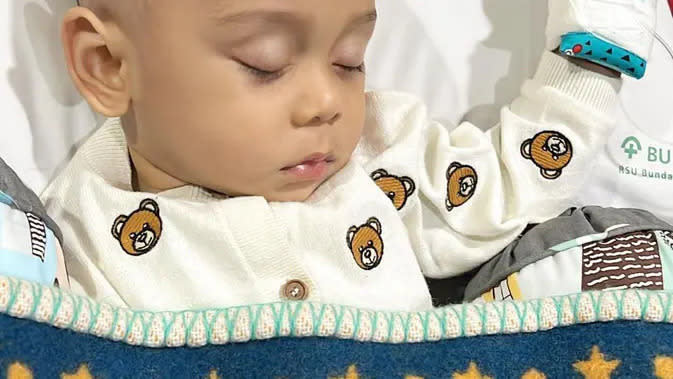 Baby L tertidur pulas di ranjang rumah sakit sebelum operasinya [Foto: instagram/rizkybillar]