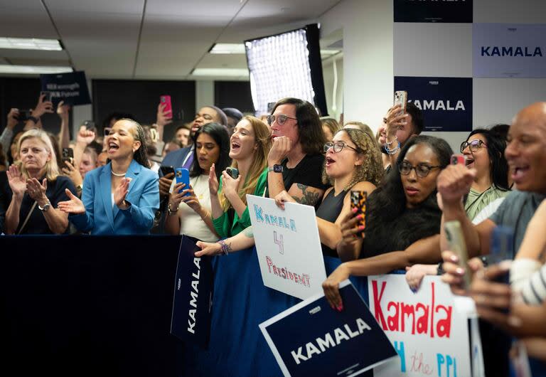 Fanáticos aplauden la primera visita de la vicepresidenta de los Estados Unidos, Kamala Harris, a la sede de su campaña presidencial en Wilmington, Delaware.
 (Erin SCHAFF / POOL / AFP)