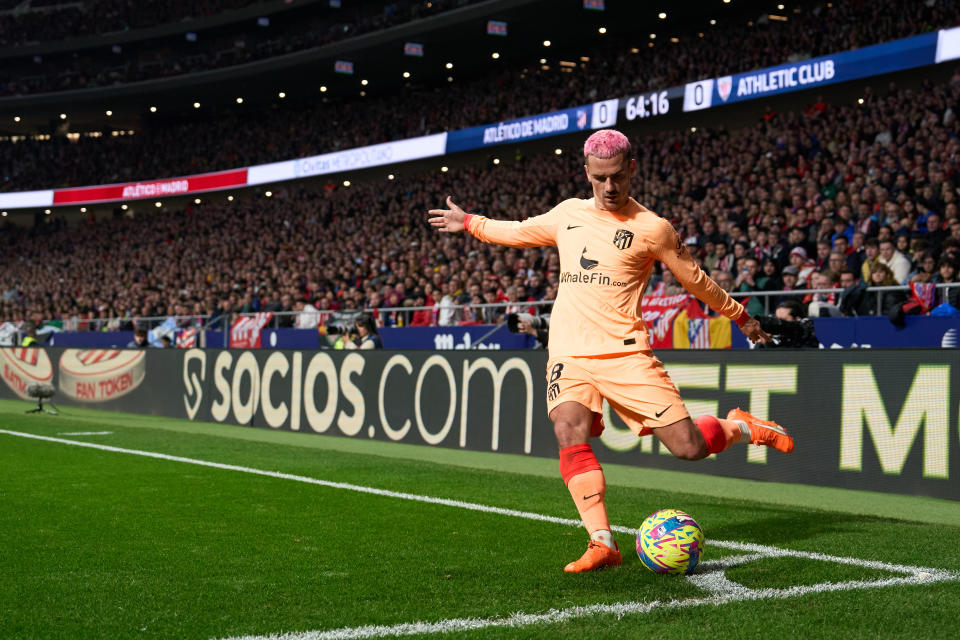 MADRID, SPAIN - FEBRUARY 19: Antoine Griezmann of Atletico de Madrid takes a corner kick during the LaLiga Santander match between Atletico de Madrid and Athletic Club at Civitas Metropolitano Stadium on February 19, 2023 in Madrid, Spain. (Photo by Angel Martinez/Getty Images)