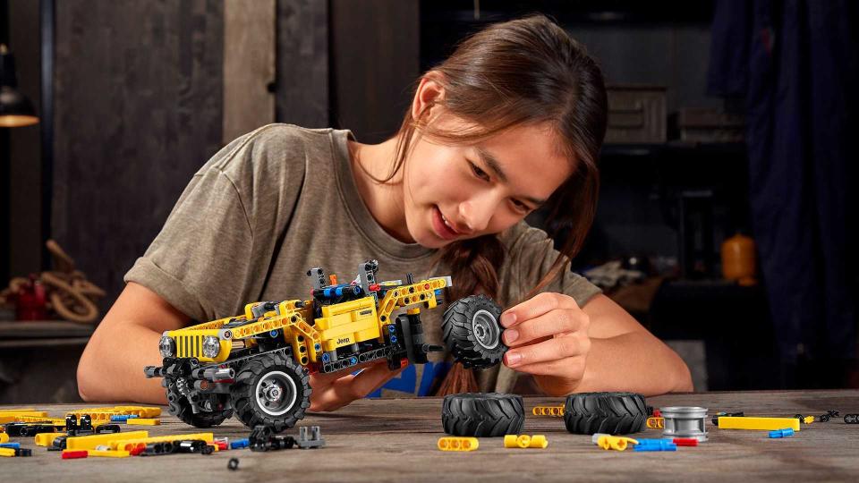 Lego 的 Jeep Wrangler Rubicon 可在書桌上翻山越嶺喔！ 