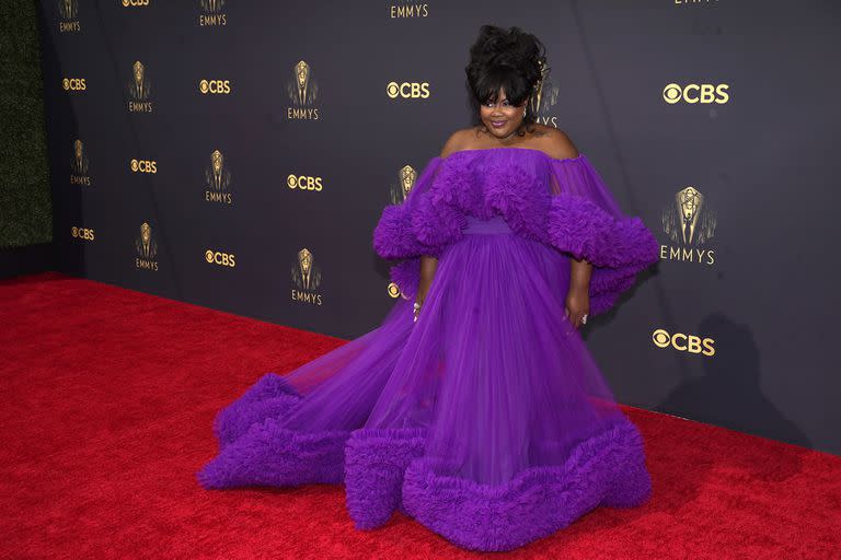 La conductora del reality culinario Nailed it, Nicole Byer, con un espectacular diseño de Christian Siriano