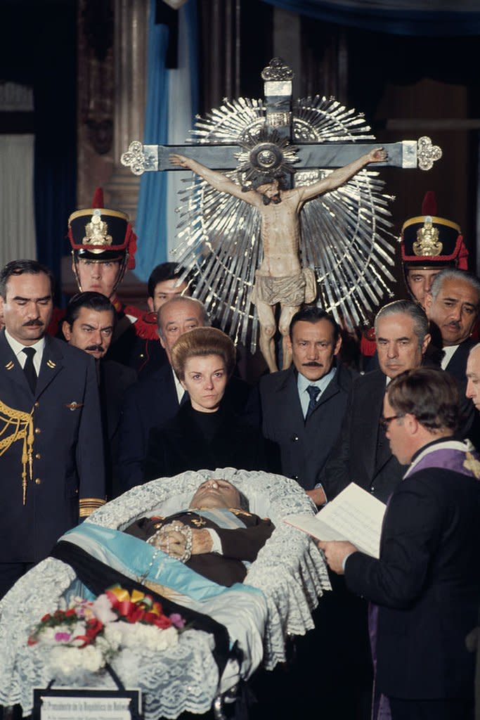 Isabel Perón junto al féretro de Juan Domingo en 1974.