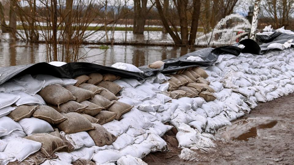 Die Situation in den Hochwassergebieten entspannt sich, Entwarnung gibt es aber noch keine. (Bild: dpa)