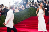 <p>Victoria Beckham hat hingegen ihre leicht bekleideten Posh-Spice-Tage, zumindest bei der Met Gala, längst hinter sich gelassen. Schließlich ist der einstige Popstar als Modedesignerin besonders für sehr elegante, schlichte Kreationen bekannt. Da tritt Gatte David Beckham gern zur Seite, um den Fotografen nicht die Sicht zu versperren. (Bild: AP Photo) </p>