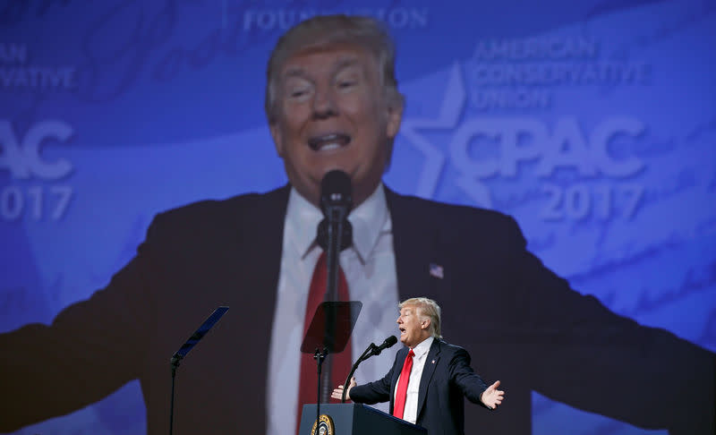 Donald Trump s'en est pris de nouveau aux diffuseurs de "fausses informations" ("fake news"), vendredi lors d'un discours devant la Conservative Political Action Conference (CPAC), la grand-messe annuelle des conservateurs américains. /Photo prise le 24 février 2017/REUTERS/Kevin Lamarque